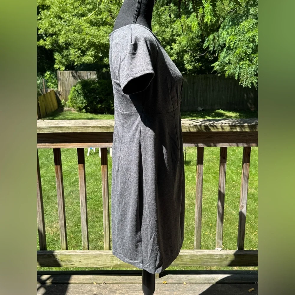 Liz Lange Charcoal Short Sleeve Maternity Dress NWT - Picture 4 of 6